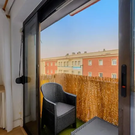 Apartamento Cabanal Beachfront , 1 Min To Sea , Ac , Coffee , Balcony , Fastwifi Valência