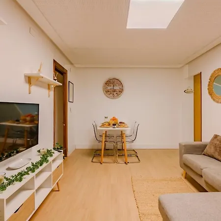 Cabanal Beachfront , 1 Min To Sea , Ac , Coffee , Balcony , Fastwifi Apartamento Valência