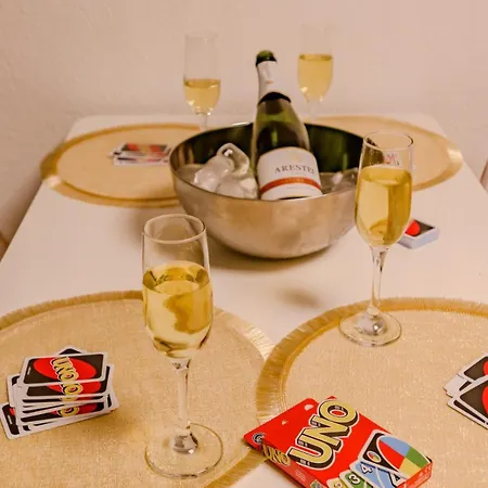 Cabanal Beachfront , 1 Min To Sea , Ac , Coffee , Balcony , Fastwifi Apartamento Valência