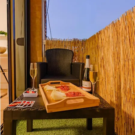 Apartamento Cabanal Beachfront , 1 Min To Sea , Ac , Coffee , Balcony , Fastwifi