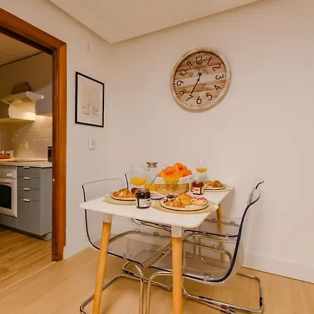 Cabanal Beachfront , 1 Min To Sea , Ac , Coffee , Balcony , Fastwifi Valência