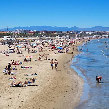 Cabanal Beachfront , 1 Min To Sea , Ac , Coffee , Balcony , Fastwifi * Valência