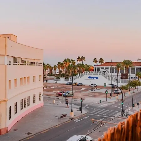 Apartamento Cabanal Beachfront , 1 Min To Sea , Ac , Coffee , Balcony , Fastwifi Valência