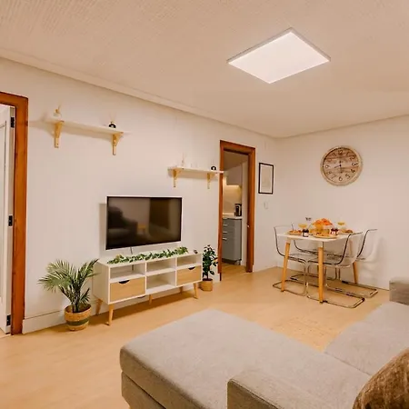 Cabanal Beachfront , 1 Min To Sea , Ac , Coffee , Balcony , Fastwifi Apartamento *