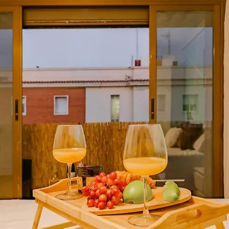 アパート Cabanal Beachfront , 1 Min To Sea , Ac , Coffee , Balcony , Fastwifi バレンシア